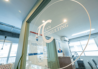 ロゴが入った看板